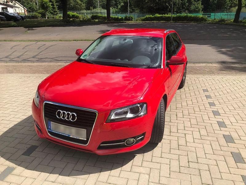 Gebraucht Audi A3 Ambiente 105 PS (77 kW) 2011 Rot Kleinwagen