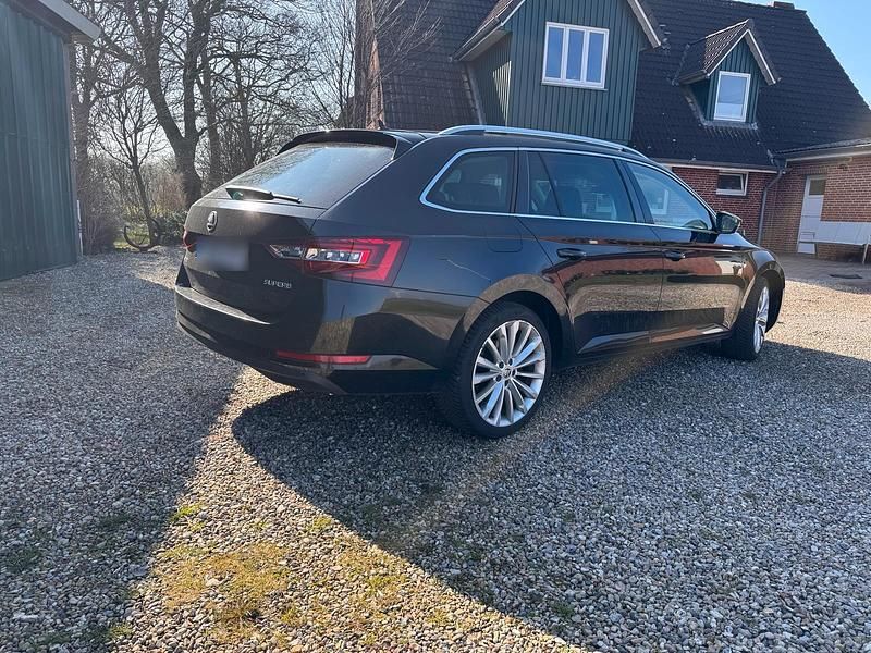Gebraucht Skoda Superb 150 PS (110 kW) 2016 Schwarz Kombi