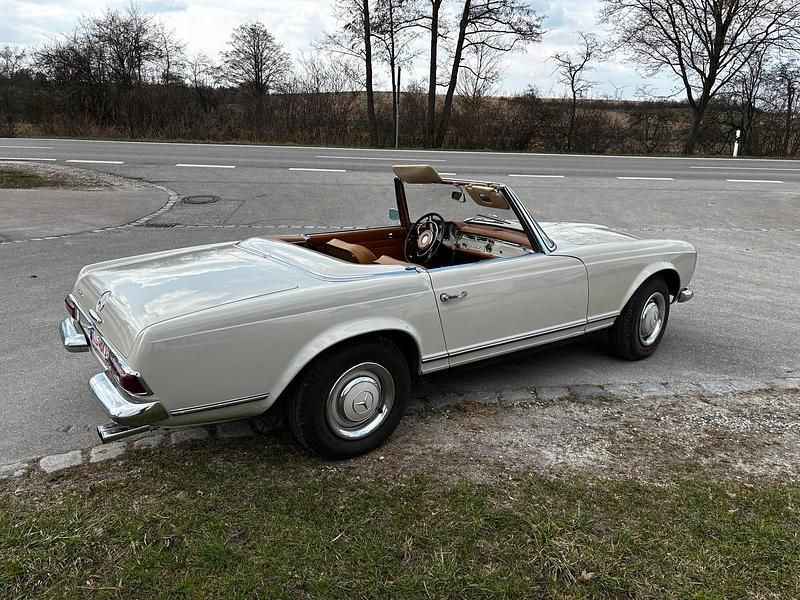 Gebraucht Mercedes 230 150 PS (110 kW) 1966 Beige Cabrio