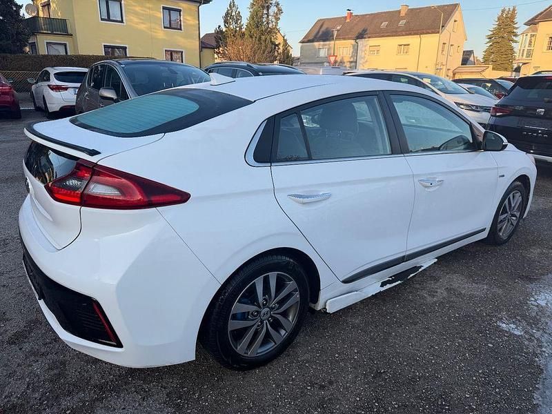 Gebraucht Hyundai Ioniq Premium 105 PS (77 kW) 2016 Weiß Kleinwagen