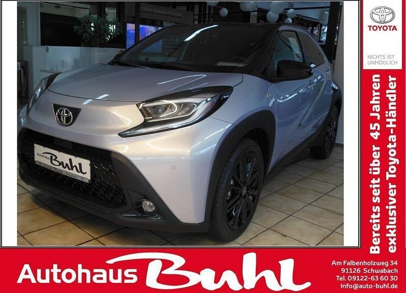 Silber Neu 2025 Toyota Aygo Kleinwagen | 23.451 € - Bild 1/4