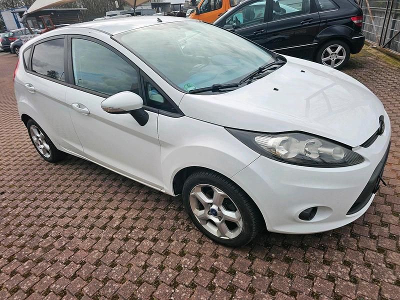 Gebraucht Ford Fiesta 97 PS (71 kW) 2009 Weiß Kleinwagen