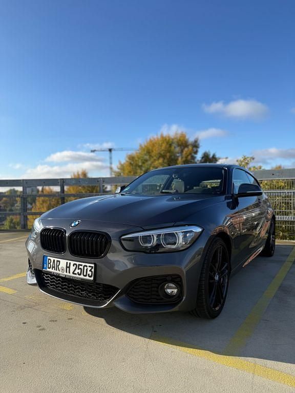 Grau Gebraucht 2019 BMW 118 M Sport Kleinwagen | 21.250 € (Etwas zu teuer) - Bild 1/4
