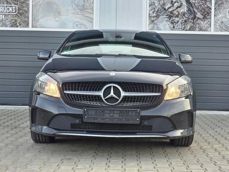 Gebraucht Mercedes A180 122 PS (89 kW) 2016 Schwarz Limousine