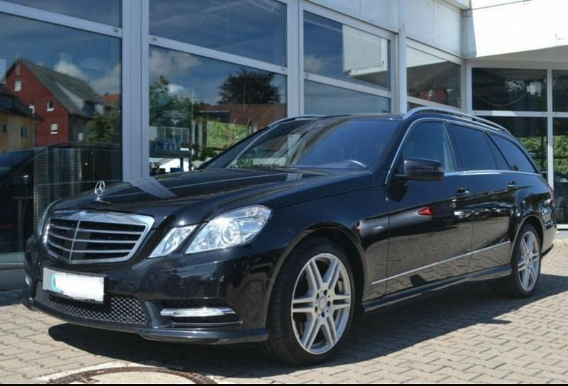 Schwarz metallic Gebraucht 2012 Mercedes E350 Avantgarde Kombi | 21.700 € - Bild 1/4