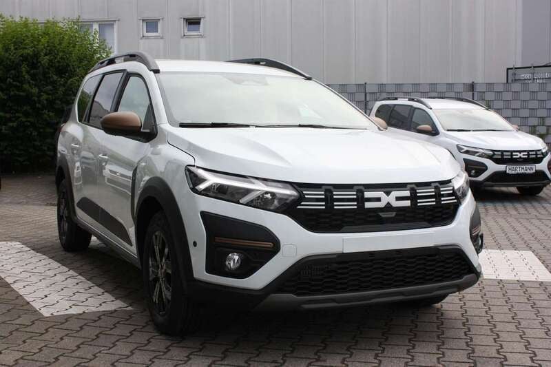 Gebraucht Dacia Jogger Essentiel 101 PS (74 kW) 2024 Arktisweiß Van / Kleinbus