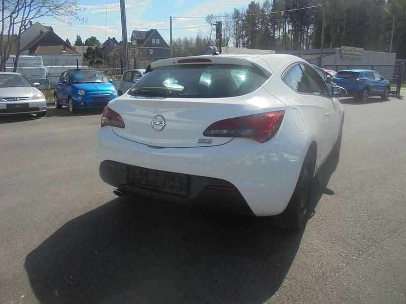 Gebraucht Opel Astra GTC Active 140 PS (102 kW) 2013 Schneeweiss/summitwhite/arctic Coupé