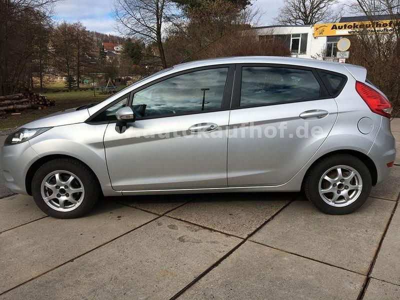 Gebraucht Ford Fiesta Trend 82 PS (60 kW) 2010 Silber Kleinwagen