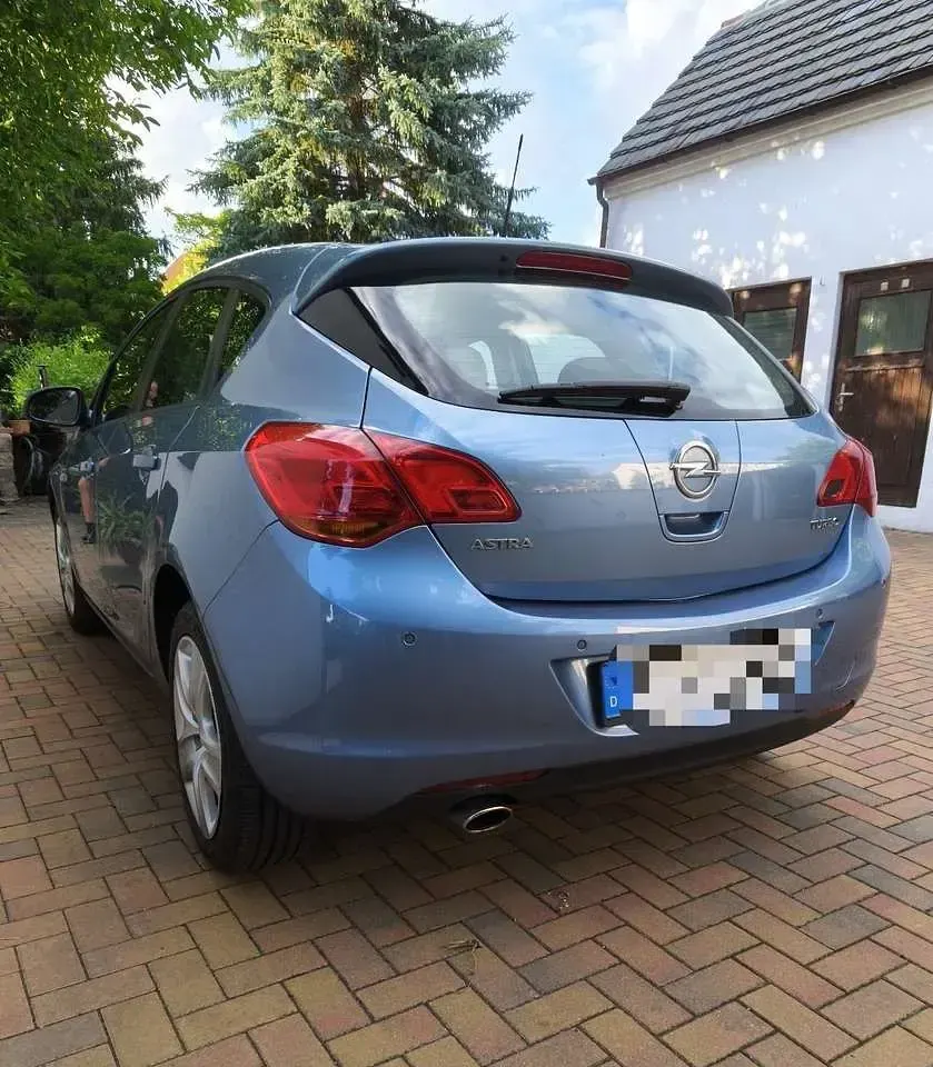 Gebraucht Opel Astra Edition 140 PS (102 kW) 2010 Blau Kleinwagen
