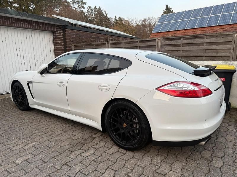 Gebraucht Porsche Panamera 300 PS (220 kW) 2012 Weiß Kleinwagen
