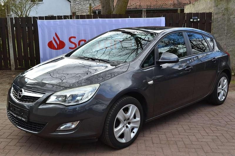 Gebraucht Opel Astra Design Edition 120 PS (88 kW) 2011 Karbongrau Limousine