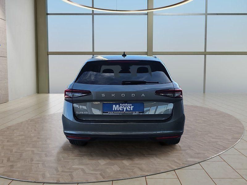Gebraucht Skoda Superb 150 PS (110 kW) 2025 Graphite grau (metallic) Kombi