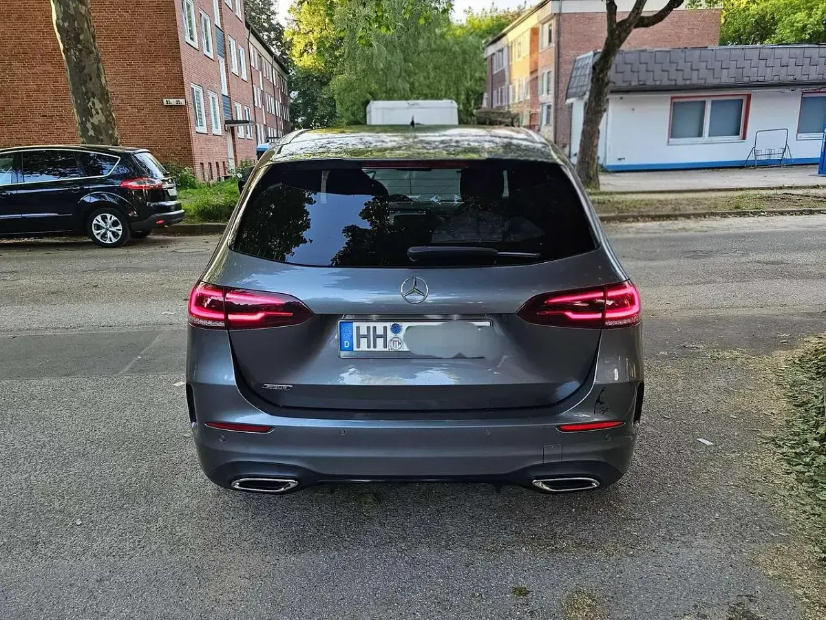 Gebraucht Mercedes B200 AMG line 163 PS (119 kW) 2019 Silber Van / Kleinbus