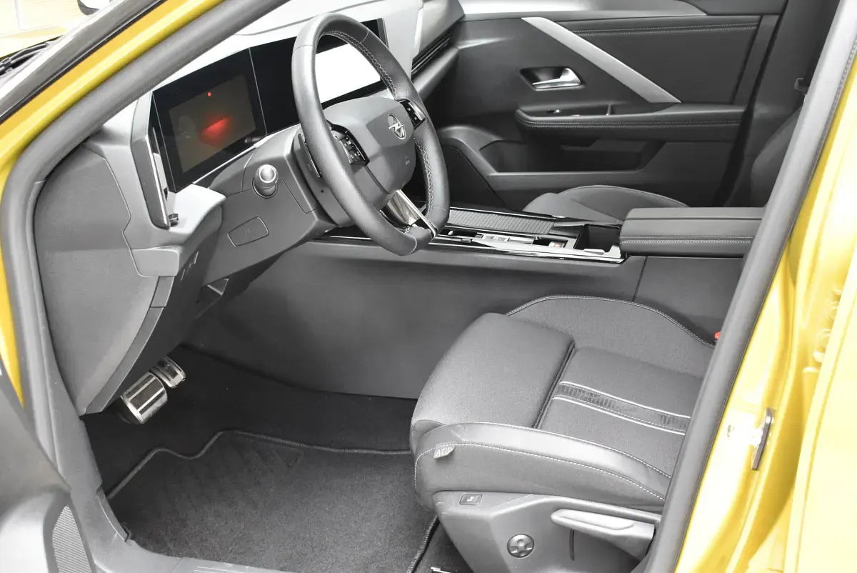 Gebraucht Opel Astra 181 PS (133 kW) 2023 Kult gelb met. Kleinwagen