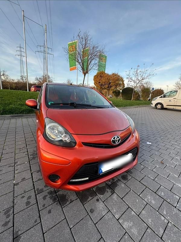 Gebraucht Toyota Aygo 68 PS (50 kW) 2013 Orange Kleinwagen