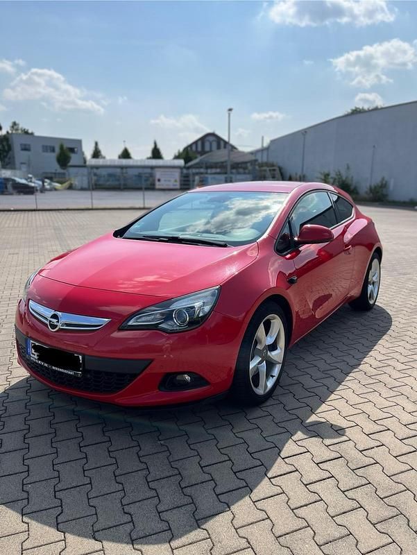 Rot Gebraucht 2011 Opel Astra GTC Coupé | 5.990 € (Teuer) - Bild 1/4