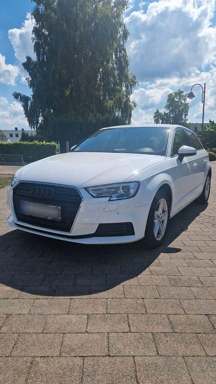 Weiß Gebraucht 2019 Audi A3 Sportback Limousine | 13.500 € (Superpreis) - Bild 1/4
