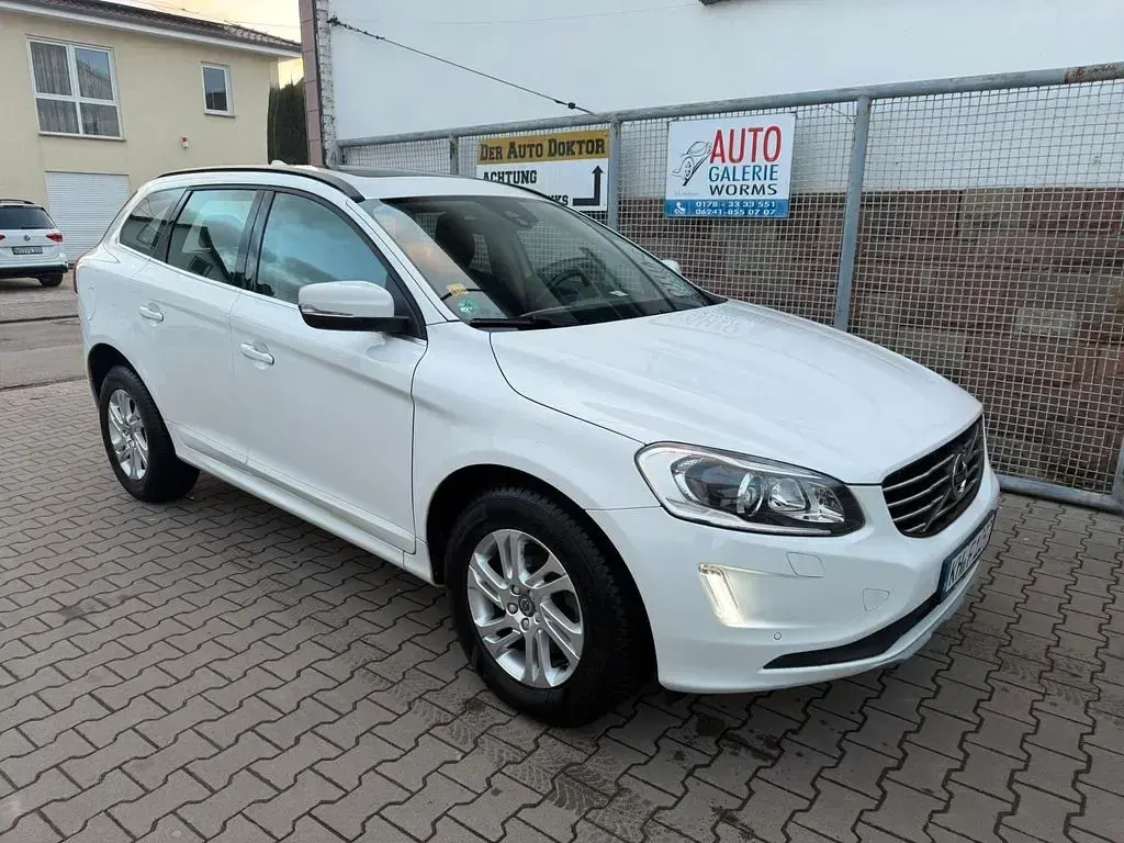 Gebraucht Volvo XC60 Momentum 190 PS (139 kW) 2016 Ice white SUV