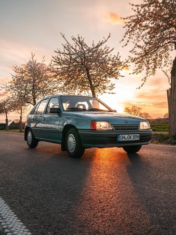 Blau Gebraucht 1989 Opel Kadett Limousine | 3.950 € - Bild 1/4