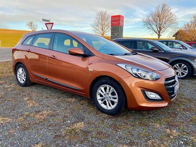 Gebraucht Hyundai i30 Classic 120 PS (88 kW) 2017 Orange caramel / met Kombi