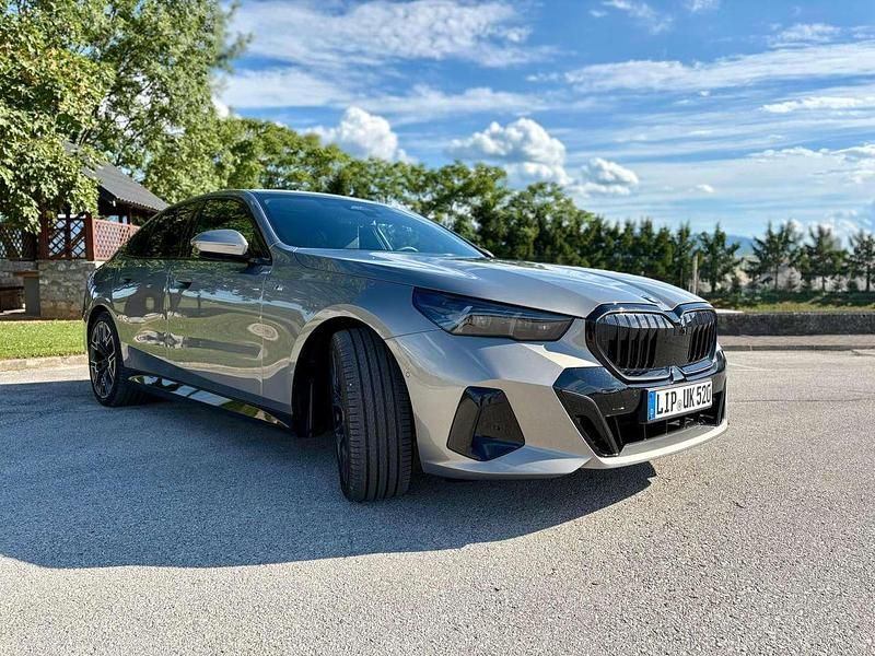 Grau Gebraucht 2025 BMW 520 M Sport Limousine | 63.000 € (Fairer Preis) - Bild 1/4