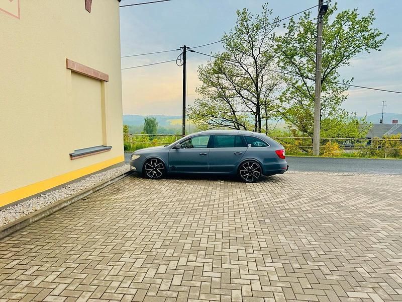 Grau Gebraucht 2012 Skoda Superb Kombi | 5.000 € (Guter Preis) - Bild 1/4