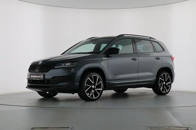 Quarzgrau metallic Gebraucht 2022 Skoda Karoq SportLine SUV | 25.423 € (Guter Preis) - Bild 1/4