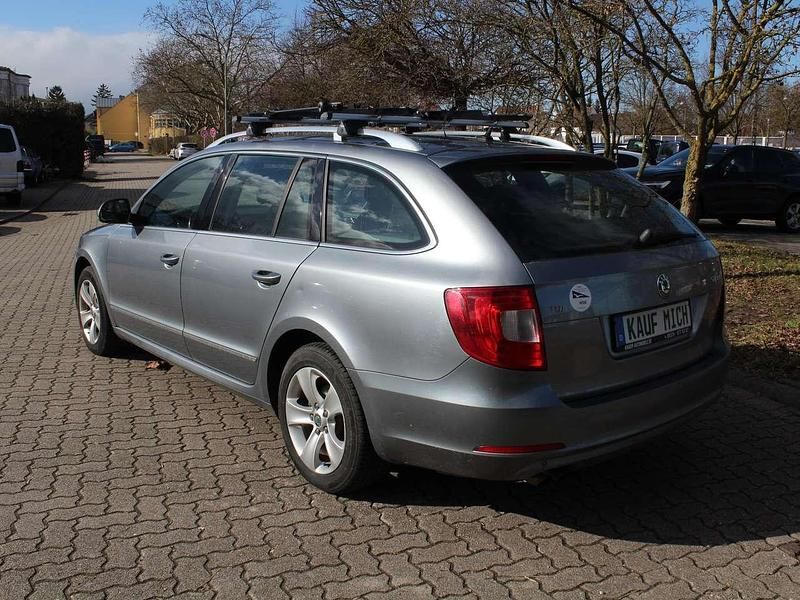 Gebraucht Skoda Superb Ambition 105 PS (77 kW) 2011 Platin grau metallic Kombi