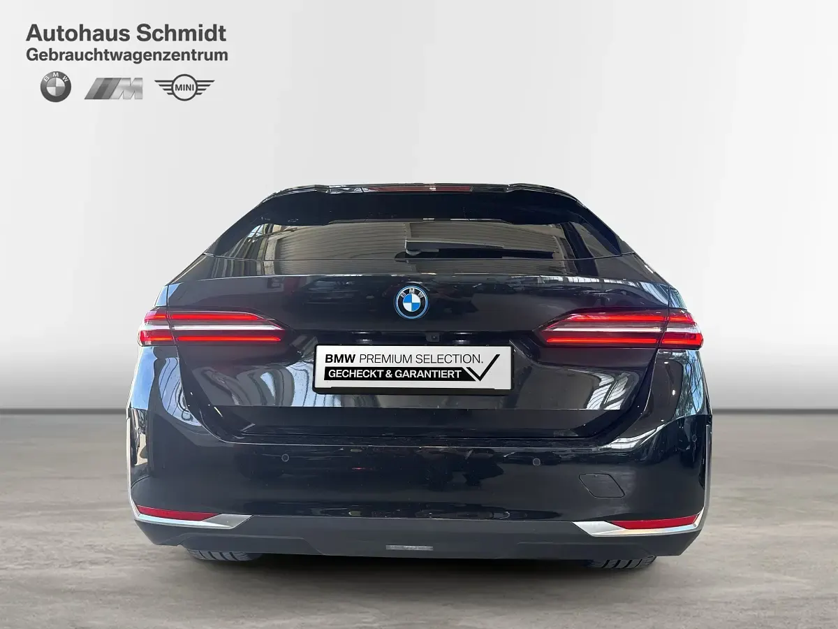 Gebraucht BMW 530e Comfort Edition 190 PS (139 kW) 2024 Saphirschwarz Kombi