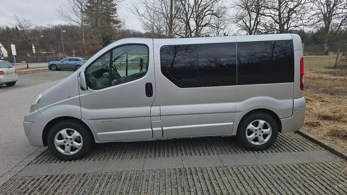 Gebraucht Renault Trafic 145 PS (106 kW) 2010 Silber Van / Kleinbus