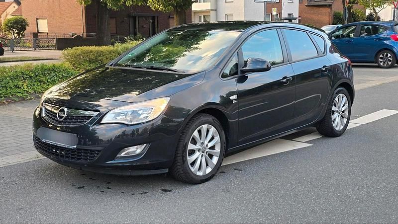 Schwarz Gebraucht 2012 Opel Astra Limousine | 3.350 € (Fairer Preis) - Bild 1/4