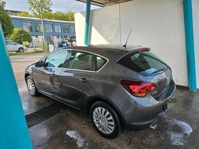 Usado Opel Astra 140 HP (102 kW) 2012 Cinzento Citadino