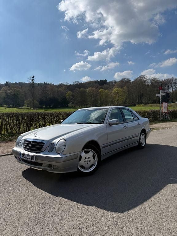 Second-hand Mercedes E200 Classic 116 CP (85 kW) 2000 Argintiu Berlinǎ