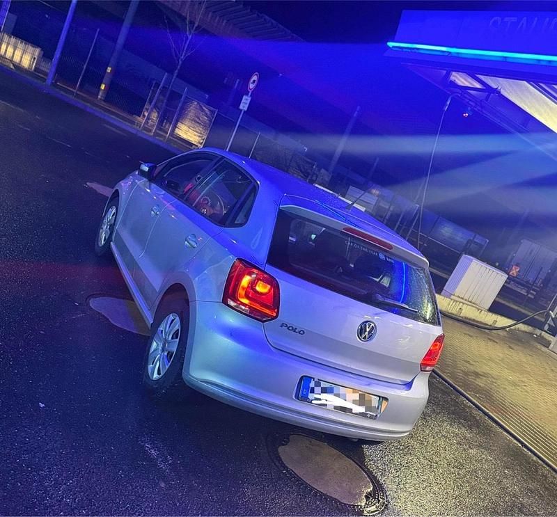 Grau Gebraucht 2011 VW Polo Limousine | 5.500 € (Fairer Preis) - Bild 1/4