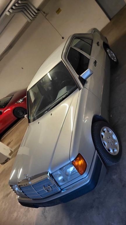 Silber Gebraucht 1992 Mercedes E230 Limousine | 5.650 € - Bild 1/4