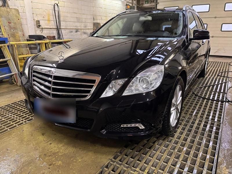 Gebraucht Mercedes E200 136 PS (100 kW) 2010 Schwarz Kombi
