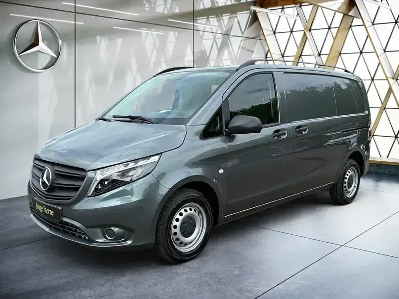 Gebraucht Mercedes Vito 163 PS (119 kW) 2023 Selenitgrau metallic Van