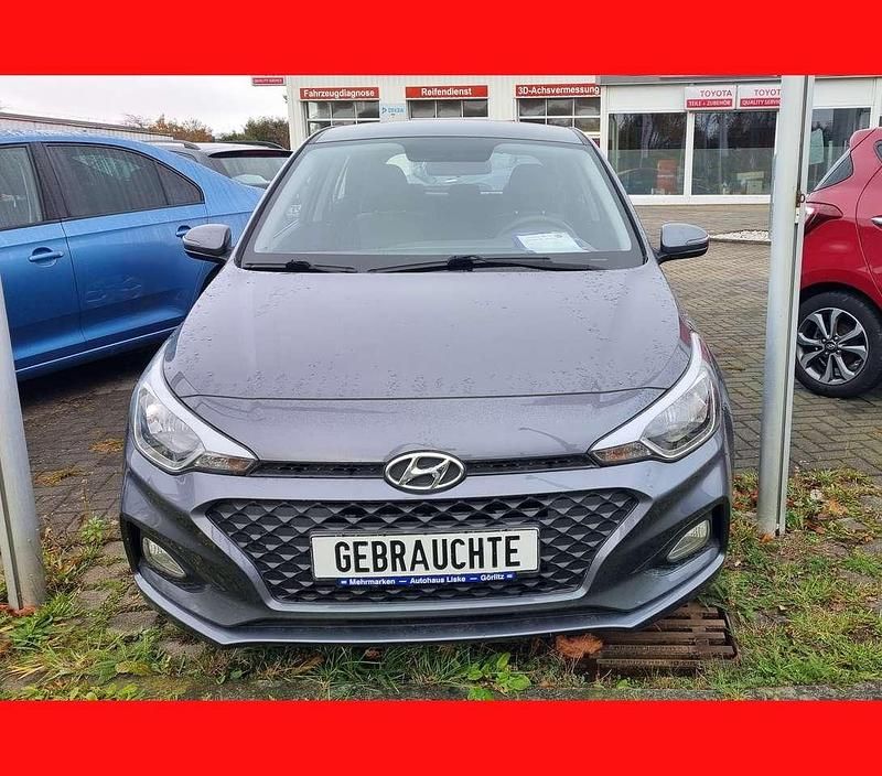 Grau Gebraucht 2019 Hyundai i20 Select Limousine | 11.200 € (Fairer Preis) - Bild 1/4
