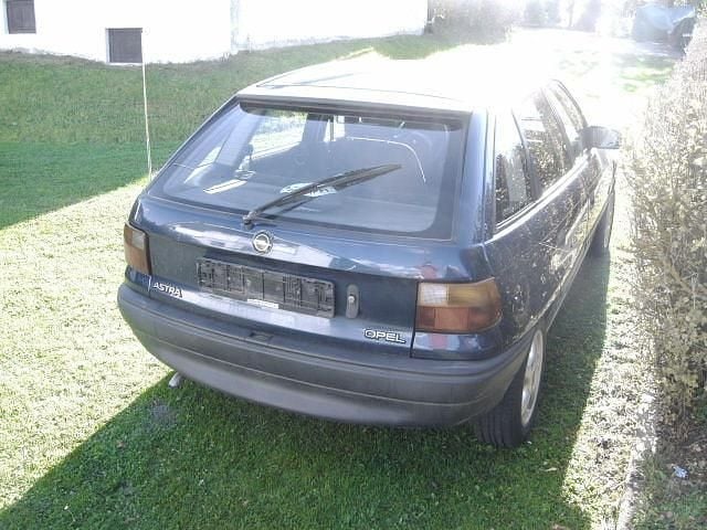Używany Opel Astra 60 KM (44 kW) 1993 Niebieski