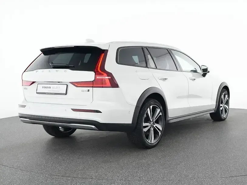 Gebraucht Volvo V60 CC Ultimate 197 PS (144 kW) 2023 Weiß Kombi