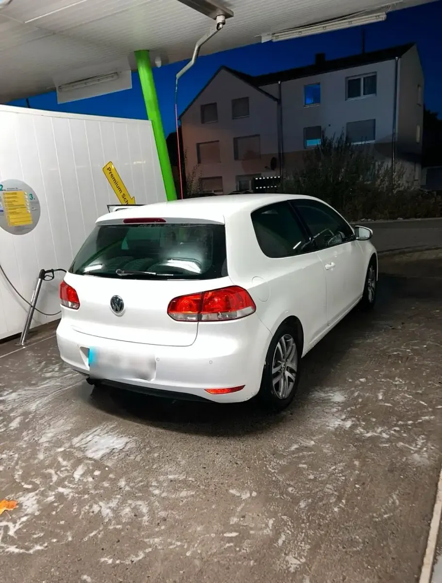 Gebraucht VW Golf VI 122 PS (89 kW) 2010 Weiß Kleinwagen
