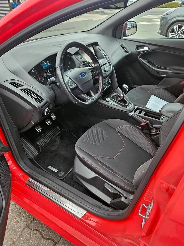Gebraucht Ford Focus Sport 150 PS (110 kW) 2017 Rot Limousine