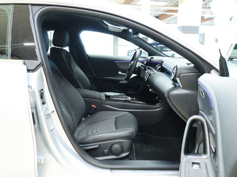 Gebraucht Mercedes CLA180 Advanced Plus 136 PS (100 kW) 2023 Silber / iridiumsilber Limousine