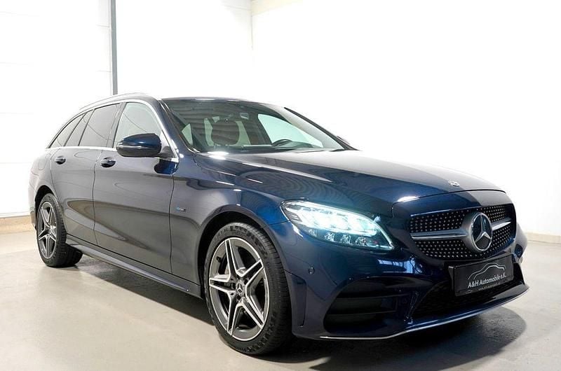 Blau Gebraucht 2020 Mercedes C300e AMG line Limousine | 24.790 € (Fairer Preis) - Bild 1/4