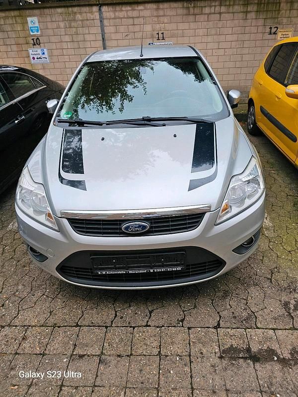 Grau Gebraucht 2009 Ford Focus Limousine | 2.600 € (Fairer Preis) - Bild 1/4