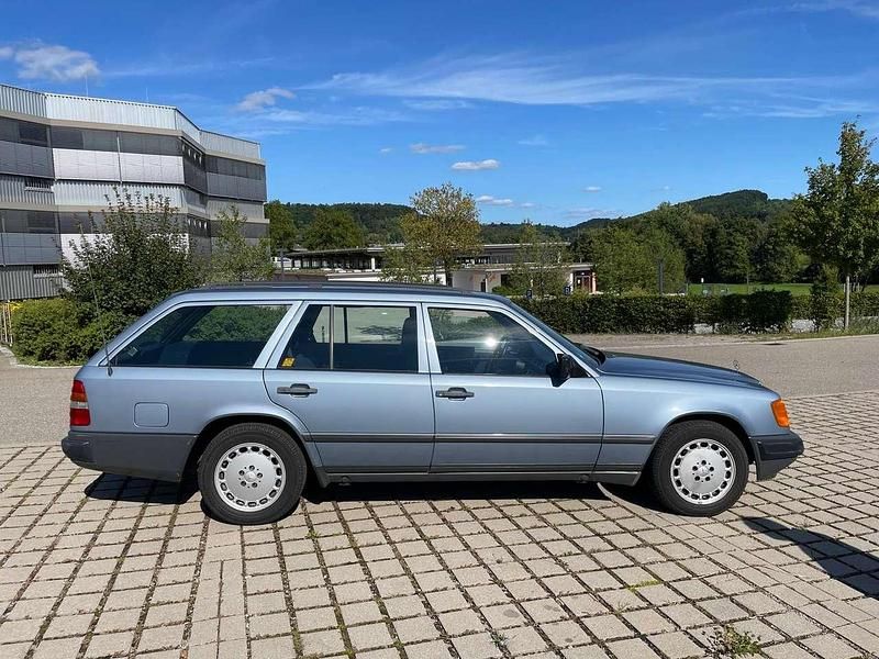 Gebraucht Mercedes 200 136 PS (100 kW) 1989 Blau Kombi
