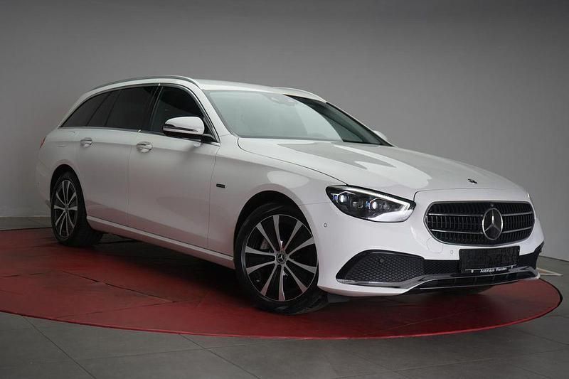 Weiß Gebraucht 2020 Mercedes E300 Limousine | 25.990 € (Guter Preis) - Bild 1/4