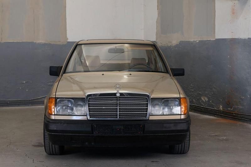 Gebraucht Mercedes E230 132 PS (97 kW) 1988 Gold Limousine