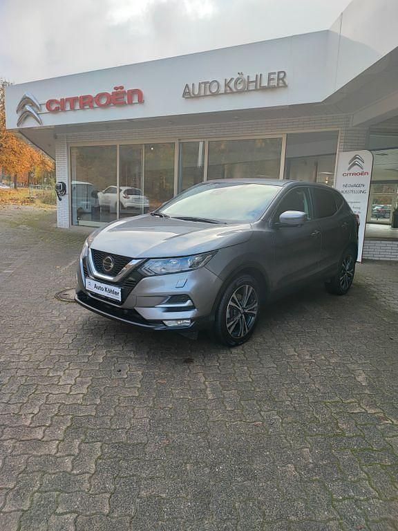 Grau Gebraucht 2018 Nissan Qashqai N-Connecta SUV | 15.850 € (Fairer Preis) - Bild 1/4