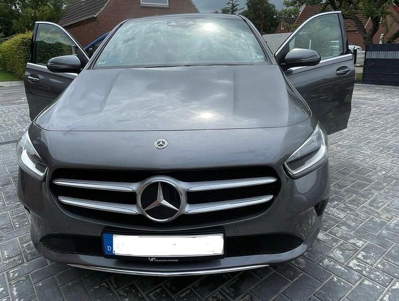 Grau Gebraucht 2020 Mercedes B180 Van / Kleinbus | 26.000 € (Teuer) - Bild 1/4